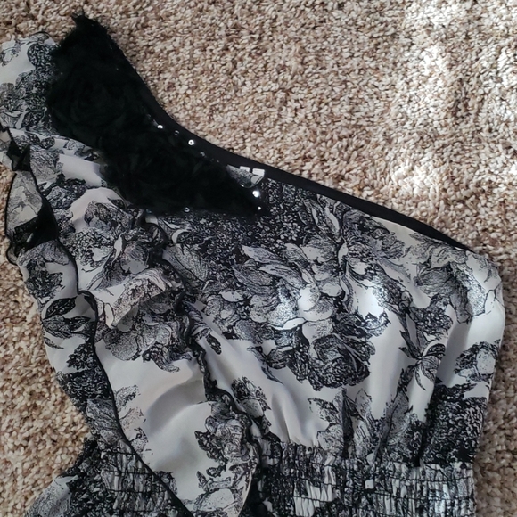 Studio Y One shoulder fit and flare top - Picture 2 of 4